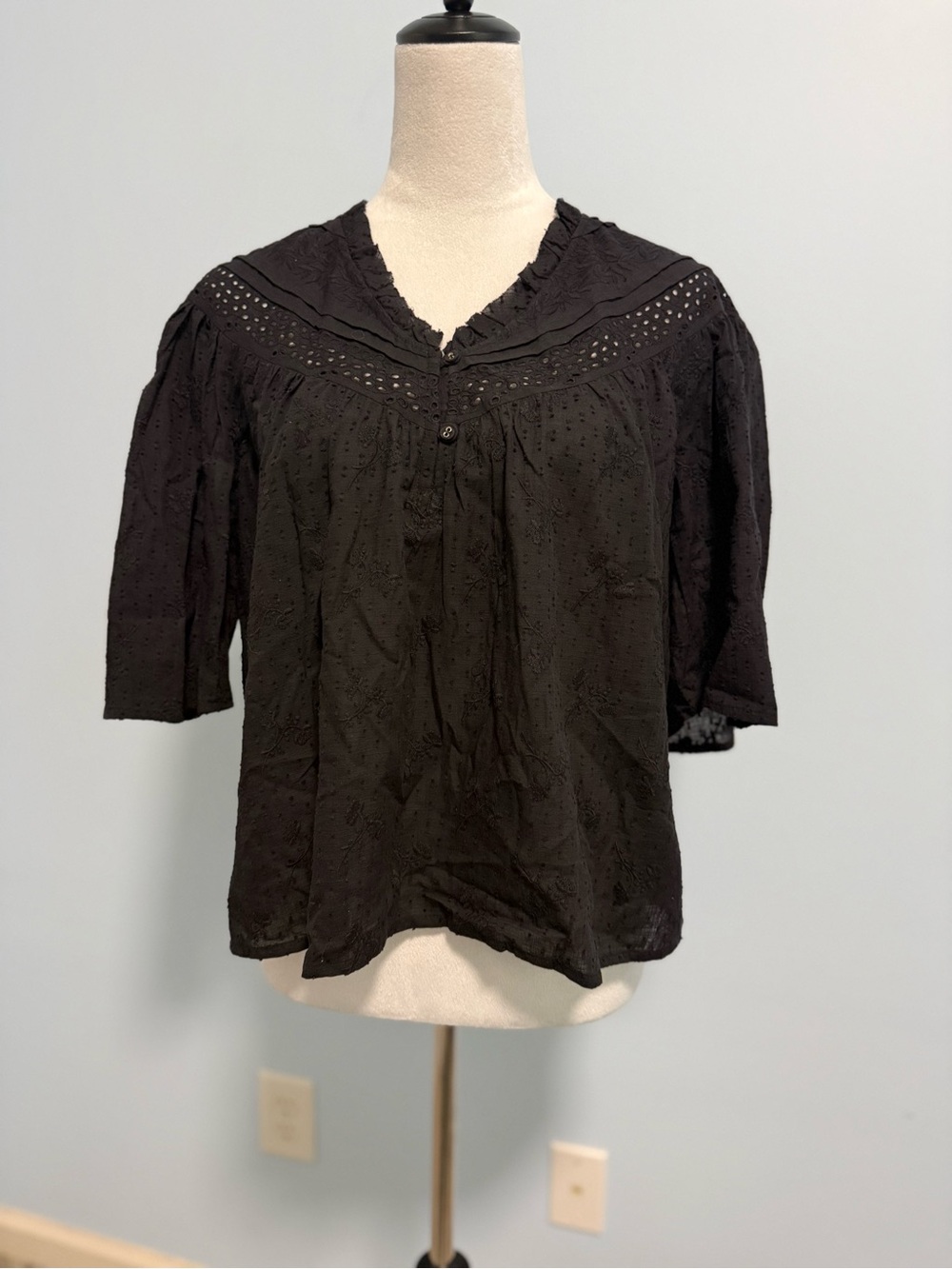 Sundance 100% Cotton Short Sleeve
Eyelet black Blouse Size S.